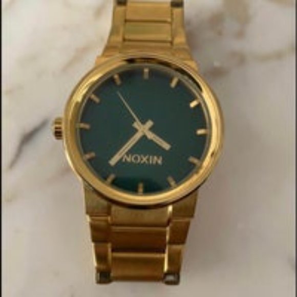 Watch  Nixon - Picture 2 of 3